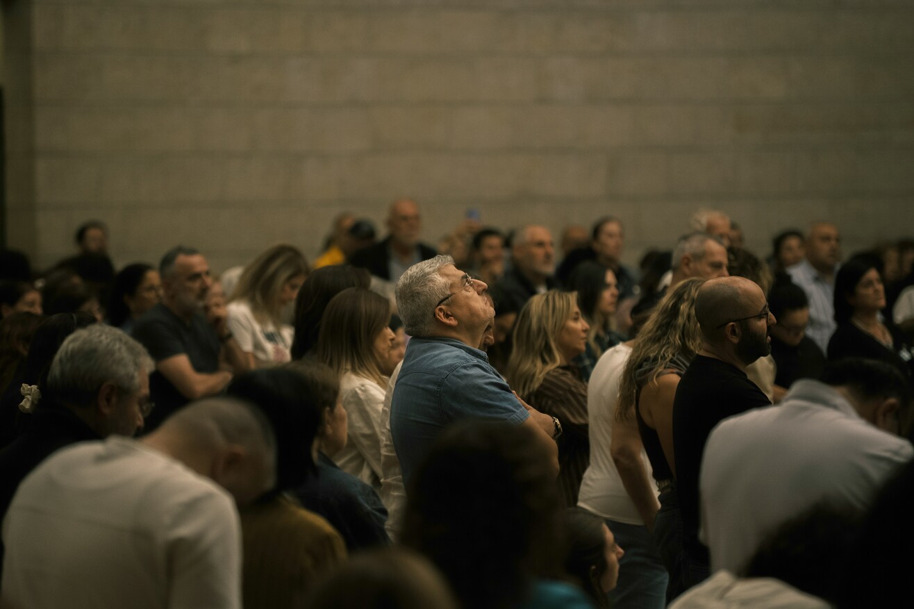 https://unsplash.com/photos/a-diverse-crowd-of-people-looking-upwards-mLJoHKNs3GQ