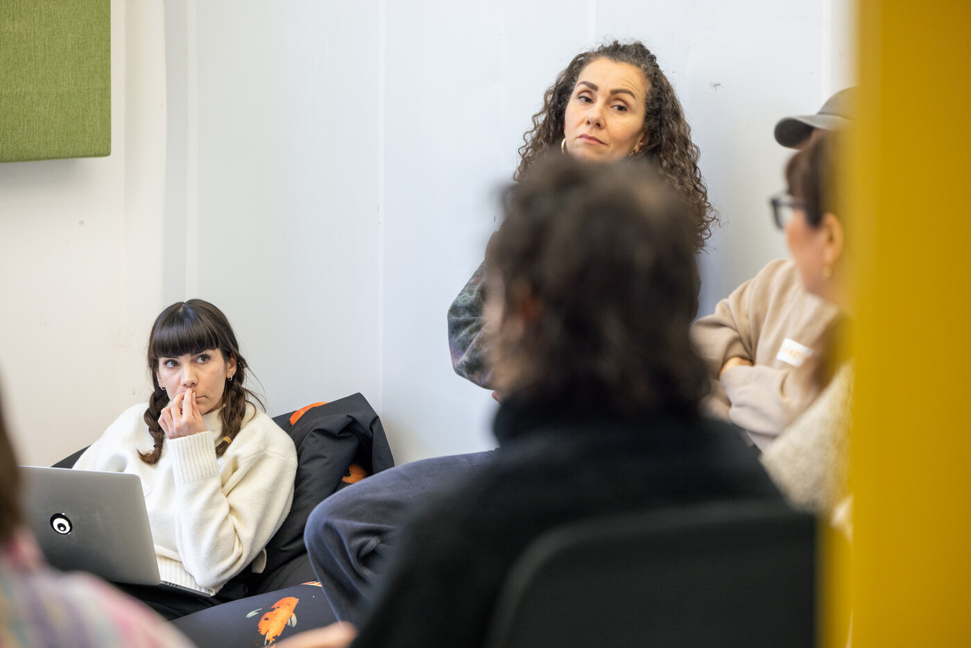 Personen in einer Fokusgruppe von engagiertes.berlin im Gespräch – sie hören aufmerksam zu und tauschen sich aus.