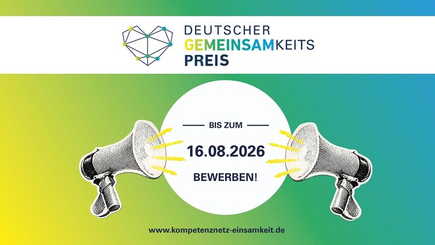 Grafik zum Deutschen Gemeinsamkeitspreis 2026 auf grün-blauem Farbverlauf. Oben stehen das Logo und der Schriftzug „Deutscher Gemeinsamkeitspreis“. In der Mitte befindet sich ein weißer Kreis mit dem Text „Bis zum 16.08.2026 bewerben!“, flankiert von zwei stilisierten Megafonen. Unten steht die Internetadresse „www.kompetenznetz-einsamkeit.de“.