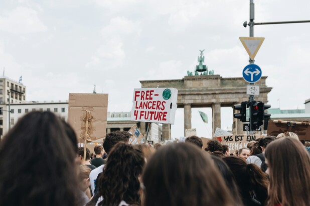 Es zeigt politisches Engagement, gesellschaftliche Beteiligung und eine Demonstration in Berlin. Besonders der Bezug zu jungen Menschen und zum Brandenburger Tor passt zum Thema Demokratie und Teilhabe.