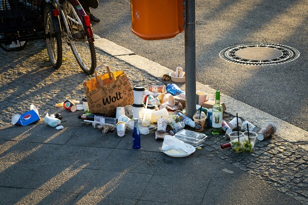 [Translate to Русский:] Plastikflaschen, Verpackungen und weiterer Müll liegen am Straßenrand.